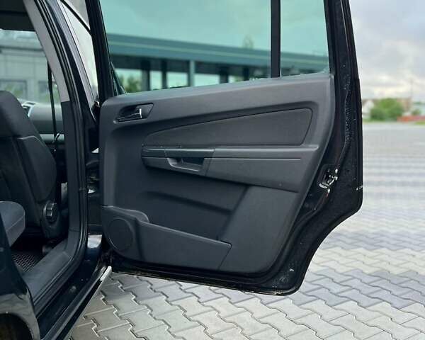 Черный Опель Зафира, объемом двигателя 1.69 л и пробегом 266 тыс. км за 5700 $, фото 11 на Automoto.ua