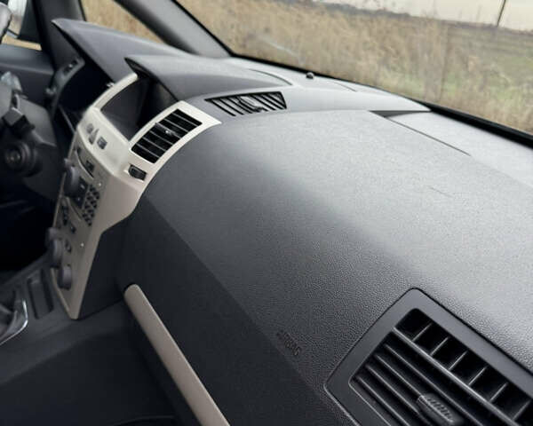 Чорний Опель Зафіра, об'ємом двигуна 1.6 л та пробігом 238 тис. км за 5500 $, фото 28 на Automoto.ua