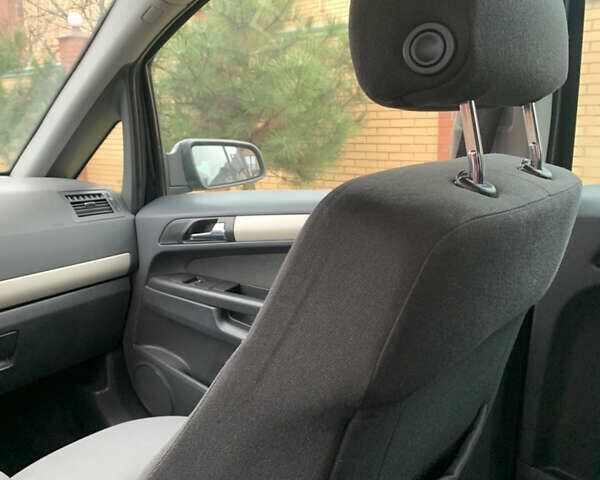 Черный Опель Зафира, объемом двигателя 1.8 л и пробегом 230 тыс. км за 5400 $, фото 65 на Automoto.ua