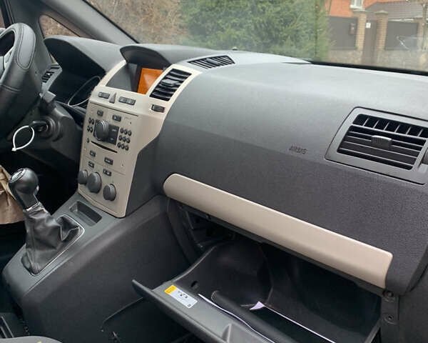 Черный Опель Зафира, объемом двигателя 1.8 л и пробегом 230 тыс. км за 5400 $, фото 57 на Automoto.ua