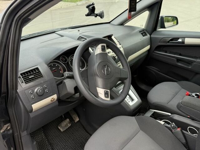 Черный Опель Зафира, объемом двигателя 1.9 л и пробегом 315 тыс. км за 6200 $, фото 11 на Automoto.ua