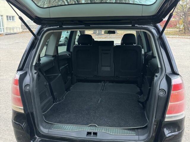 Черный Опель Зафира, объемом двигателя 1.9 л и пробегом 250 тыс. км за 3250 $, фото 19 на Automoto.ua