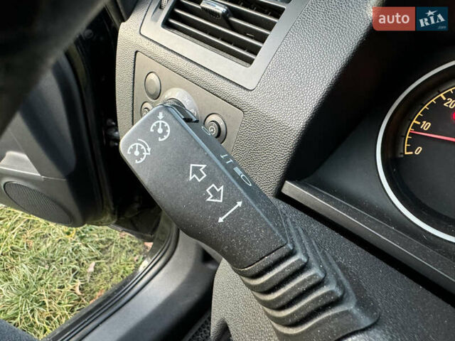 Черный Опель Зафира, объемом двигателя 2.2 л и пробегом 209 тыс. км за 4900 $, фото 22 на Automoto.ua