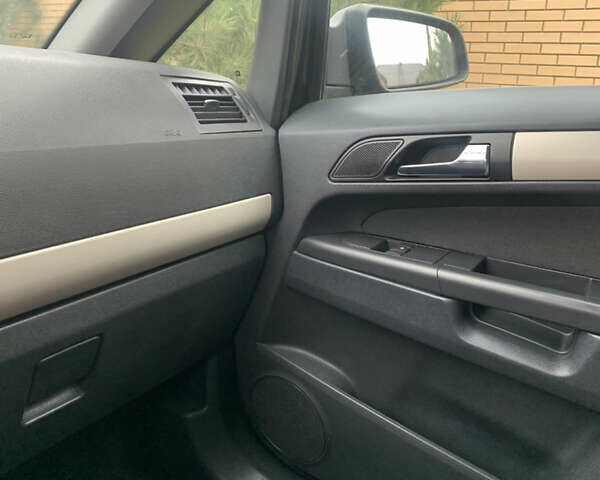 Черный Опель Зафира, объемом двигателя 1.8 л и пробегом 230 тыс. км за 5400 $, фото 86 на Automoto.ua