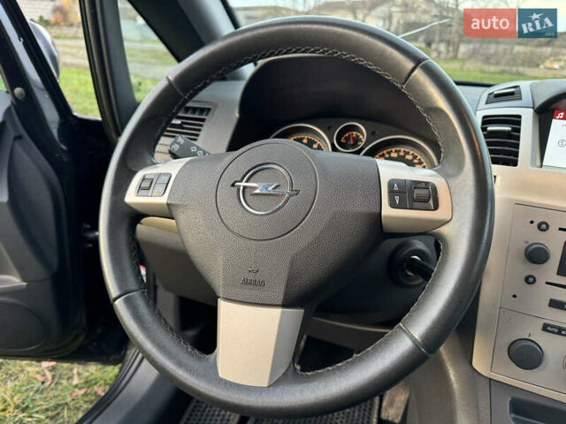 Черный Опель Зафира, объемом двигателя 2.2 л и пробегом 209 тыс. км за 4900 $, фото 17 на Automoto.ua