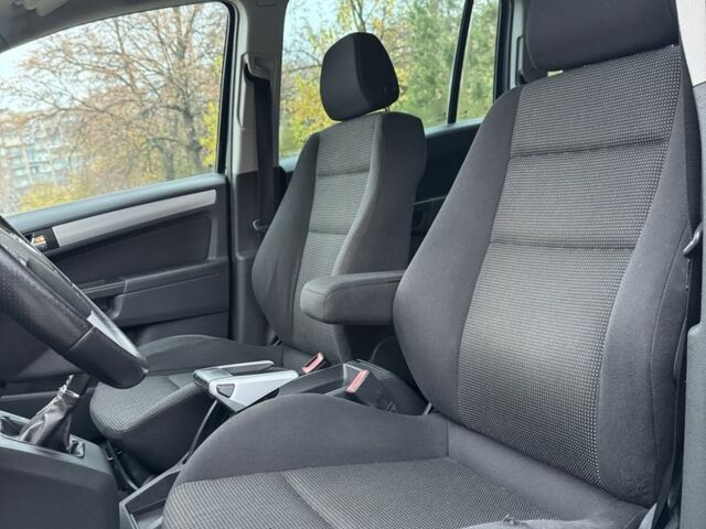 Черный Опель Зафира, объемом двигателя 1.9 л и пробегом 250 тыс. км за 3250 $, фото 11 на Automoto.ua