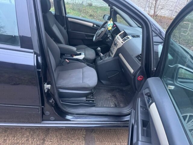 Черный Опель Зафира, объемом двигателя 1.9 л и пробегом 250 тыс. км за 2800 $, фото 6 на Automoto.ua