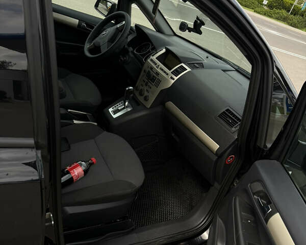 Черный Опель Зафира, объемом двигателя 1.9 л и пробегом 315 тыс. км за 6600 $, фото 10 на Automoto.ua