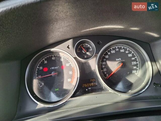 Черный Опель Зафира, объемом двигателя 1.8 л и пробегом 250 тыс. км за 5400 $, фото 10 на Automoto.ua
