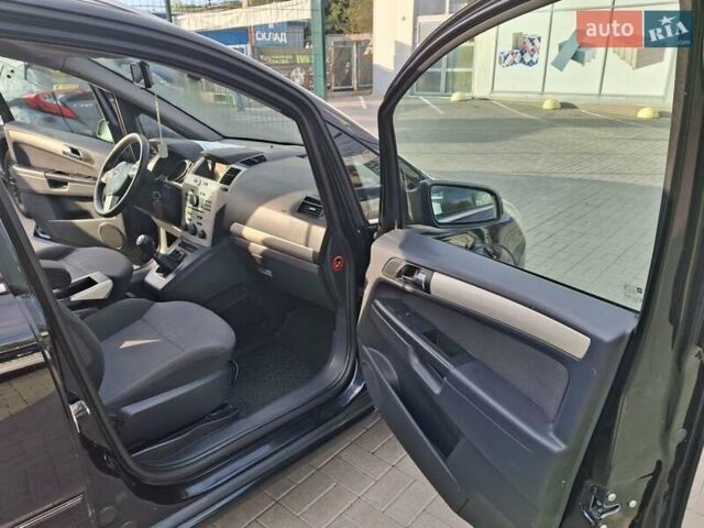 Черный Опель Зафира, объемом двигателя 1.8 л и пробегом 250 тыс. км за 5400 $, фото 13 на Automoto.ua