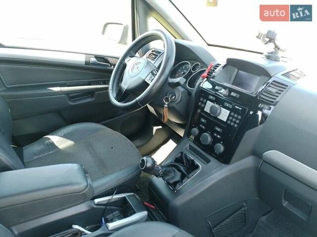 Черный Опель Зафира, объемом двигателя 1.7 л и пробегом 320 тыс. км за 6200 $, фото 3 на Automoto.ua