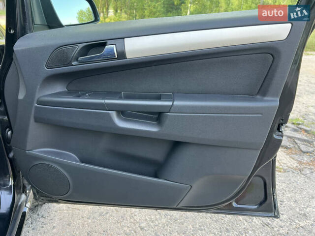 Черный Опель Зафира, объемом двигателя 1.6 л и пробегом 227 тыс. км за 6300 $, фото 27 на Automoto.ua