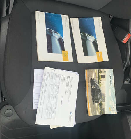 Черный Опель Зафира, объемом двигателя 1.8 л и пробегом 179 тыс. км за 6750 $, фото 33 на Automoto.ua