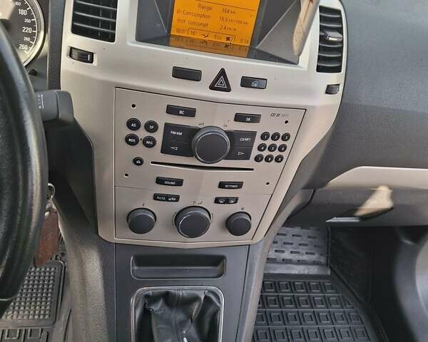 Черный Опель Зафира, объемом двигателя 1.8 л и пробегом 250 тыс. км за 5400 $, фото 4 на Automoto.ua