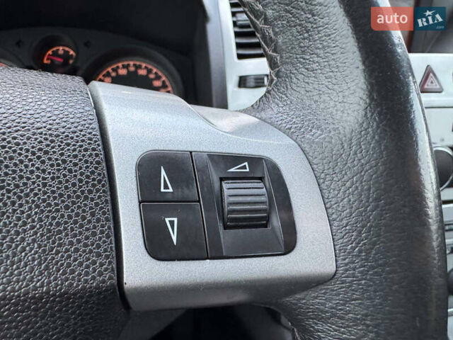 Черный Опель Зафира, объемом двигателя 1.8 л и пробегом 256 тыс. км за 6250 $, фото 67 на Automoto.ua