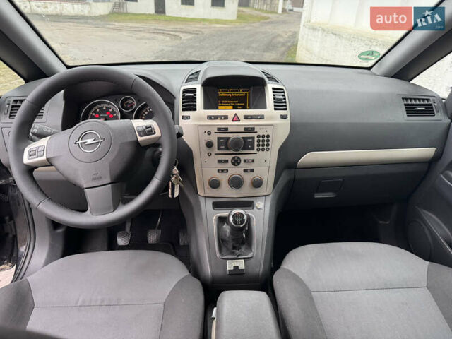 Черный Опель Зафира, объемом двигателя 1.6 л и пробегом 198 тыс. км за 6300 $, фото 19 на Automoto.ua