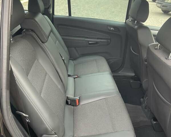 Черный Опель Зафира, объемом двигателя 1.6 л и пробегом 205 тыс. км за 6900 $, фото 12 на Automoto.ua