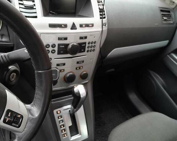 Черный Опель Зафира, объемом двигателя 1.9 л и пробегом 395 тыс. км за 6519 $, фото 5 на Automoto.ua