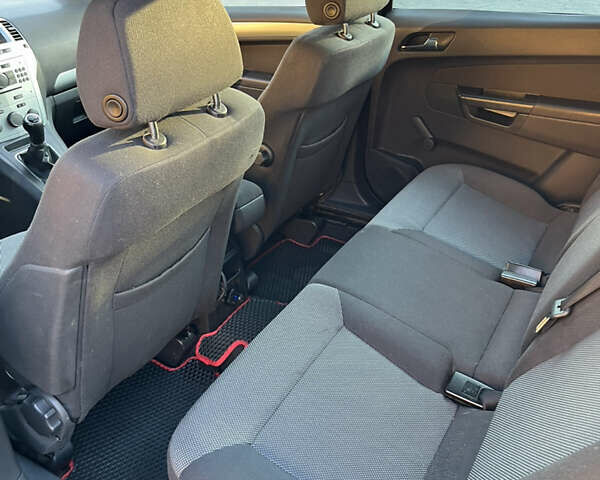 Черный Опель Зафира, объемом двигателя 1.7 л и пробегом 320 тыс. км за 5650 $, фото 10 на Automoto.ua