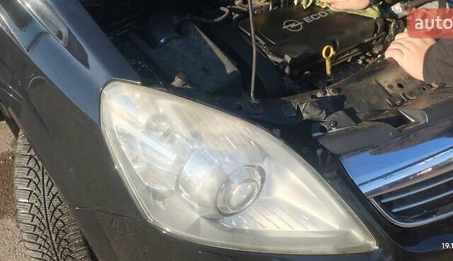 Черный Опель Зафира, объемом двигателя 1.6 л и пробегом 220 тыс. км за 7200 $, фото 5 на Automoto.ua