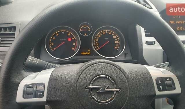 Черный Опель Зафира, объемом двигателя 1.6 л и пробегом 260 тыс. км за 6200 $, фото 8 на Automoto.ua