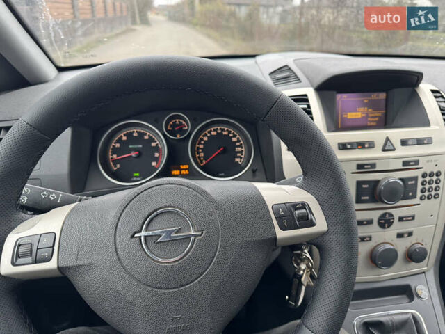 Черный Опель Зафира, объемом двигателя 1.6 л и пробегом 198 тыс. км за 6300 $, фото 6 на Automoto.ua
