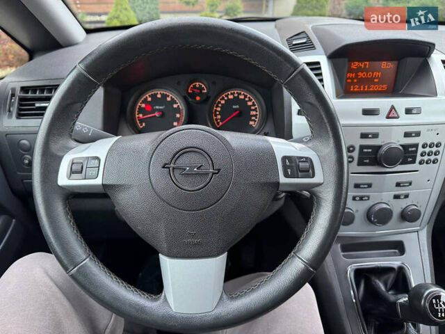 Черный Опель Зафира, объемом двигателя 1.8 л и пробегом 256 тыс. км за 6250 $, фото 68 на Automoto.ua
