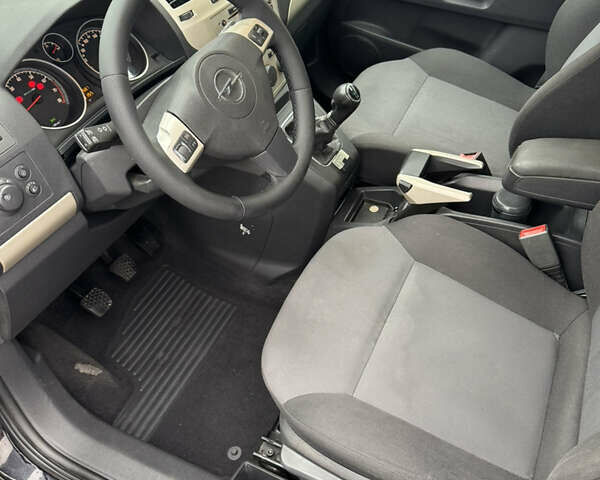 Черный Опель Зафира, объемом двигателя 1.6 л и пробегом 198 тыс. км за 6300 $, фото 25 на Automoto.ua