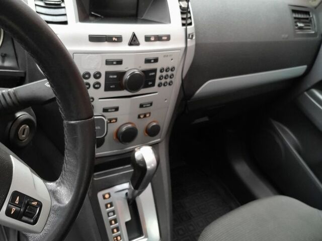 Черный Опель Зафира, объемом двигателя 1.9 л и пробегом 395 тыс. км за 6519 $, фото 6 на Automoto.ua