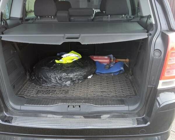 Черный Опель Зафира, объемом двигателя 1.6 л и пробегом 211 тыс. км за 8000 $, фото 10 на Automoto.ua