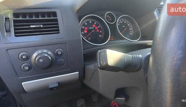 Черный Опель Зафира, объемом двигателя 1.6 л и пробегом 220 тыс. км за 7200 $, фото 31 на Automoto.ua