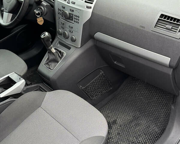 Черный Опель Зафира, объемом двигателя 1.9 л и пробегом 266 тыс. км за 5999 $, фото 12 на Automoto.ua