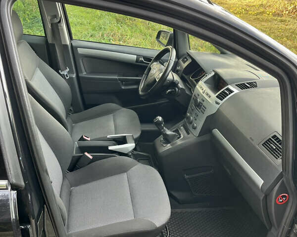 Черный Опель Зафира, объемом двигателя 1.6 л и пробегом 206 тыс. км за 6700 $, фото 11 на Automoto.ua