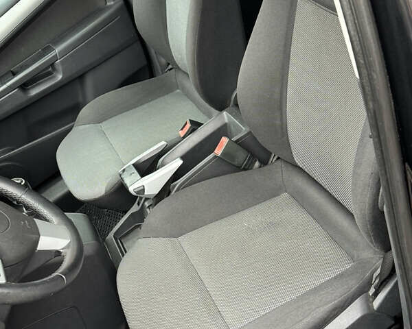 Черный Опель Зафира, объемом двигателя 1.9 л и пробегом 266 тыс. км за 5999 $, фото 11 на Automoto.ua