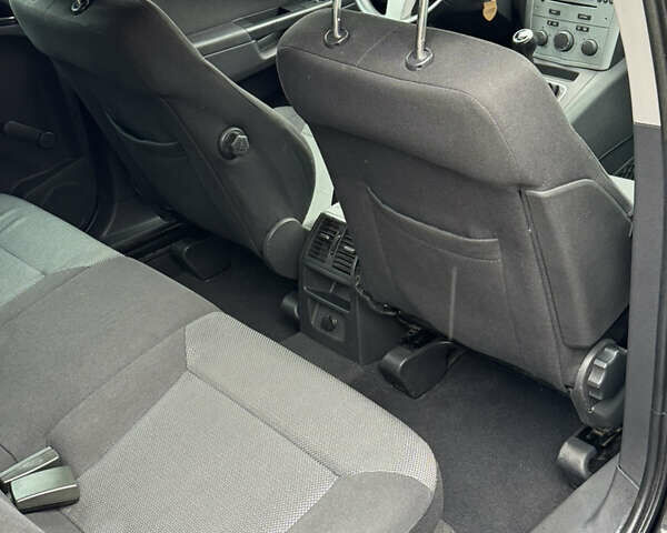 Черный Опель Зафира, объемом двигателя 1.9 л и пробегом 266 тыс. км за 5999 $, фото 13 на Automoto.ua