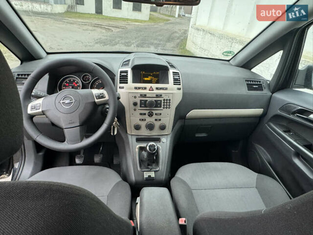 Черный Опель Зафира, объемом двигателя 1.6 л и пробегом 198 тыс. км за 6300 $, фото 20 на Automoto.ua