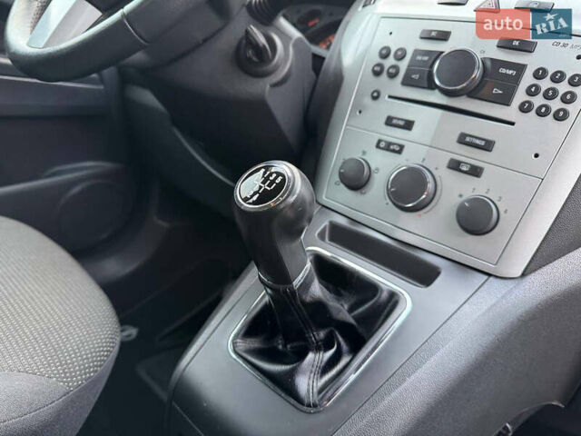 Черный Опель Зафира, объемом двигателя 1.8 л и пробегом 256 тыс. км за 6250 $, фото 42 на Automoto.ua