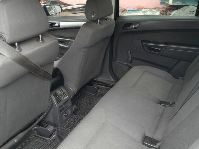 Черный Опель Зафира, объемом двигателя 1.9 л и пробегом 395 тыс. км за 6519 $, фото 4 на Automoto.ua