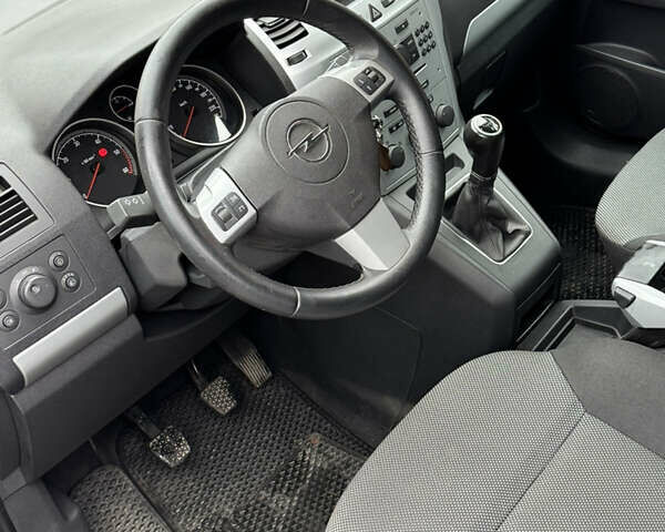 Черный Опель Зафира, объемом двигателя 1.9 л и пробегом 266 тыс. км за 5999 $, фото 10 на Automoto.ua