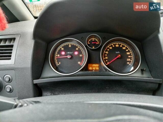 Чорний Опель Зафіра, об'ємом двигуна 1.9 л та пробігом 191 тис. км за 8300 $, фото 6 на Automoto.ua