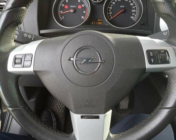 Черный Опель Зафира, объемом двигателя 1.6 л и пробегом 211 тыс. км за 8000 $, фото 4 на Automoto.ua