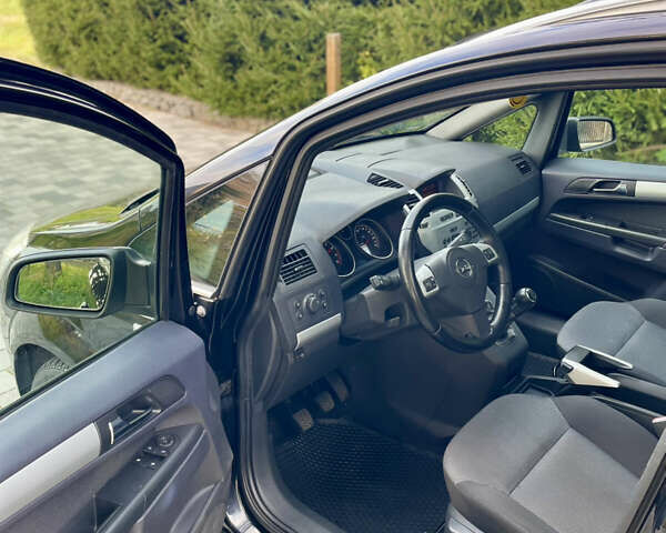 Черный Опель Зафира, объемом двигателя 1.6 л и пробегом 206 тыс. км за 6700 $, фото 7 на Automoto.ua