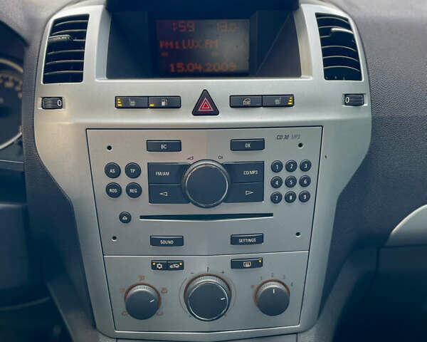 Черный Опель Зафира, объемом двигателя 1.6 л и пробегом 206 тыс. км за 6700 $, фото 13 на Automoto.ua