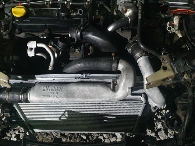 Черный Опель Зафира, объемом двигателя 1.7 л и пробегом 315 тыс. км за 4042 $, фото 7 на Automoto.ua