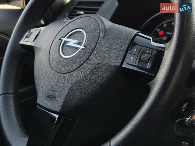 Черный Опель Зафира, объемом двигателя 2.2 л и пробегом 165 тыс. км за 8699 $, фото 39 на Automoto.ua