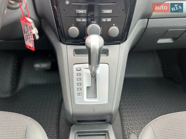 Черный Опель Зафира, объемом двигателя 1.9 л и пробегом 172 тыс. км за 8000 $, фото 15 на Automoto.ua