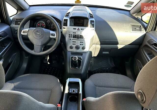 Черный Опель Зафира, объемом двигателя 1.6 л и пробегом 200 тыс. км за 6550 $, фото 3 на Automoto.ua