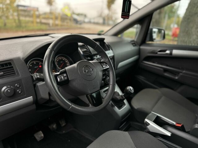 Черный Опель Зафира, объемом двигателя 1.7 л и пробегом 254 тыс. км за 7500 $, фото 5 на Automoto.ua