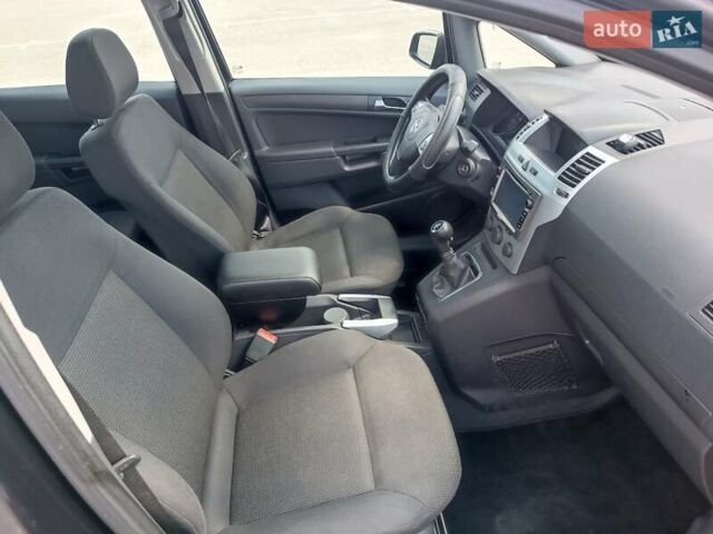 Черный Опель Зафира, объемом двигателя 0 л и пробегом 260 тыс. км за 5950 $, фото 22 на Automoto.ua