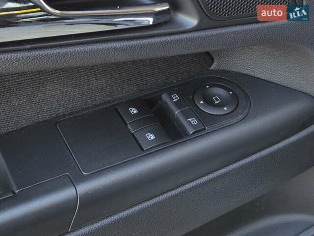 Черный Опель Зафира, объемом двигателя 2.2 л и пробегом 165 тыс. км за 8699 $, фото 36 на Automoto.ua